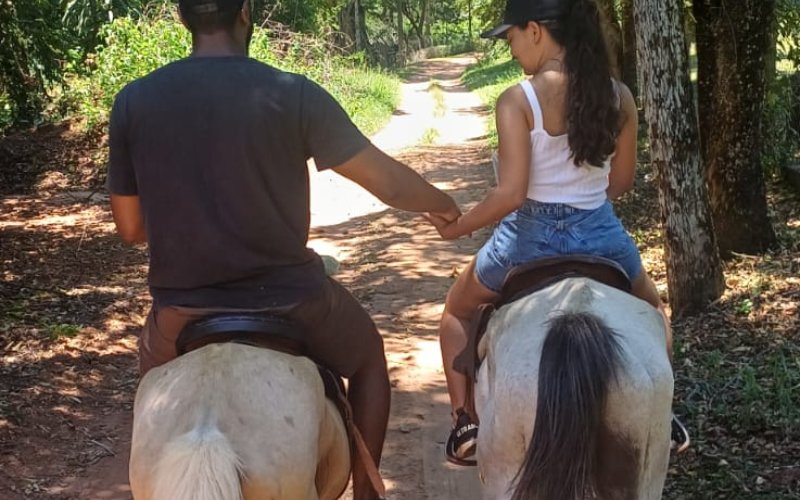 Foto de Passeio a Cavalo no Pôr do Sol
